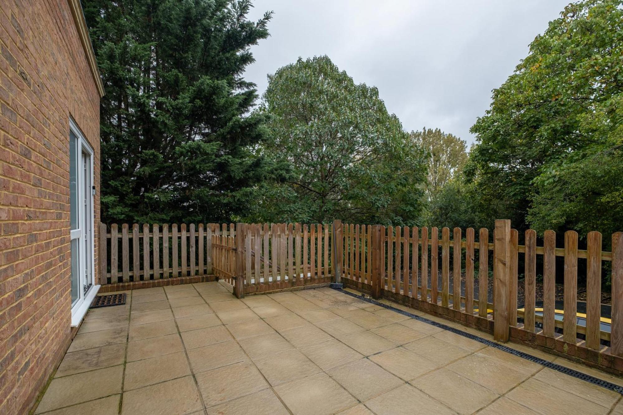 2 Bedroom Penthouse With Parking High Wycombe By 360Stays Exterior foto