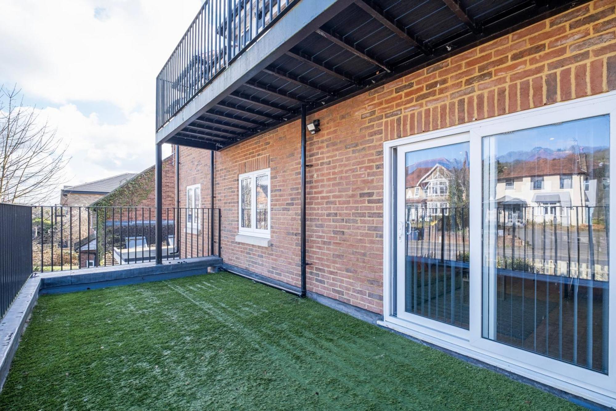 2 Bedroom Penthouse With Parking High Wycombe By 360Stays Exterior foto