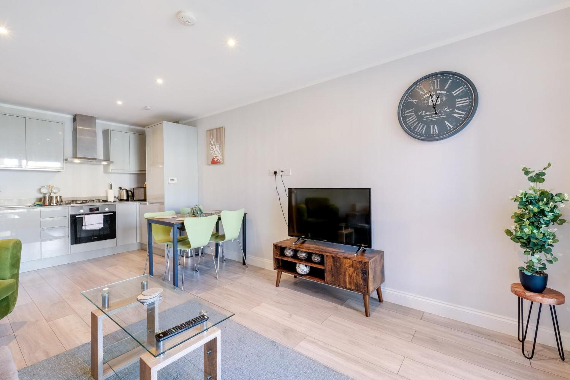 2 Bedroom Penthouse With Parking High Wycombe By 360Stays Exterior foto