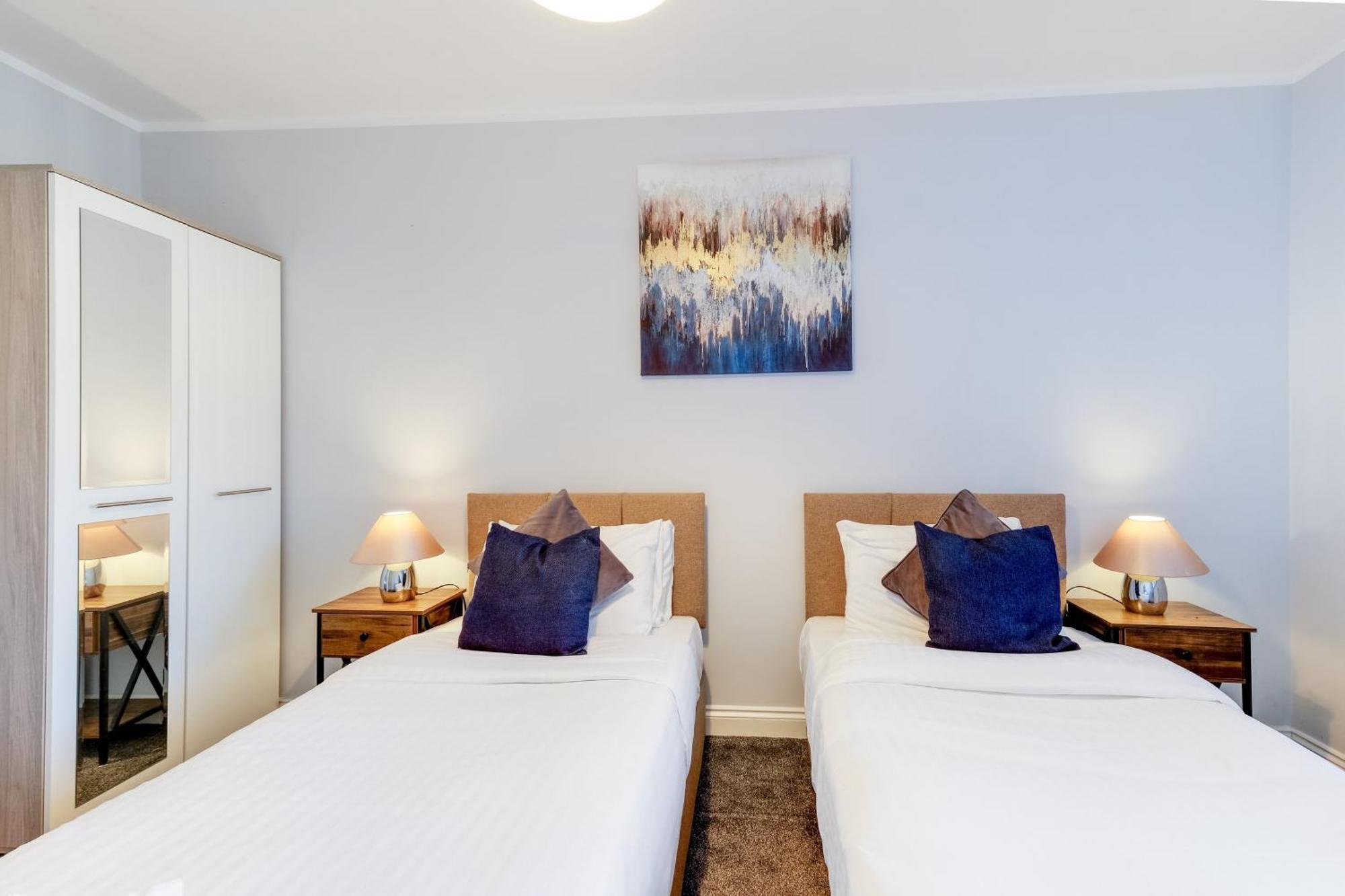 2 Bedroom Penthouse With Parking High Wycombe By 360Stays Exterior foto