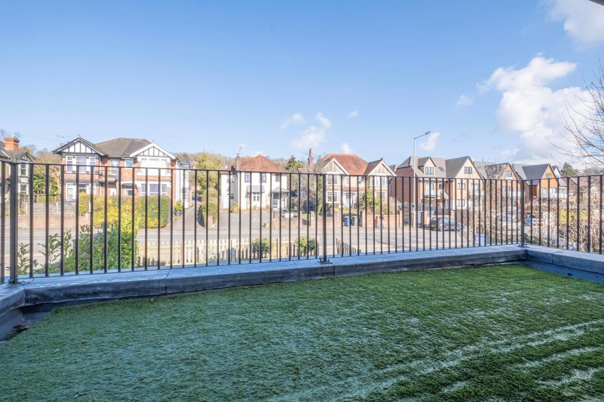 2 Bedroom Penthouse With Parking High Wycombe By 360Stays Exterior foto